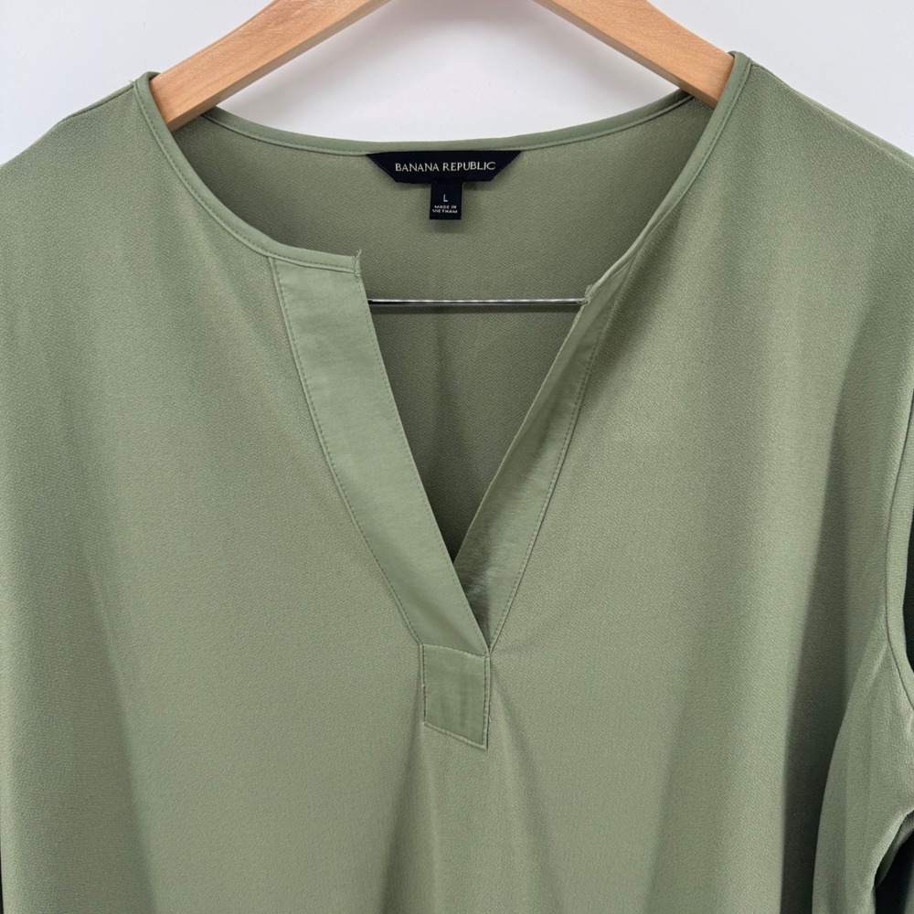 Banana Republic Split Neck Minimalist  Olive Green 3/4 Sleeve Top Large Office - Picture 3 of 10